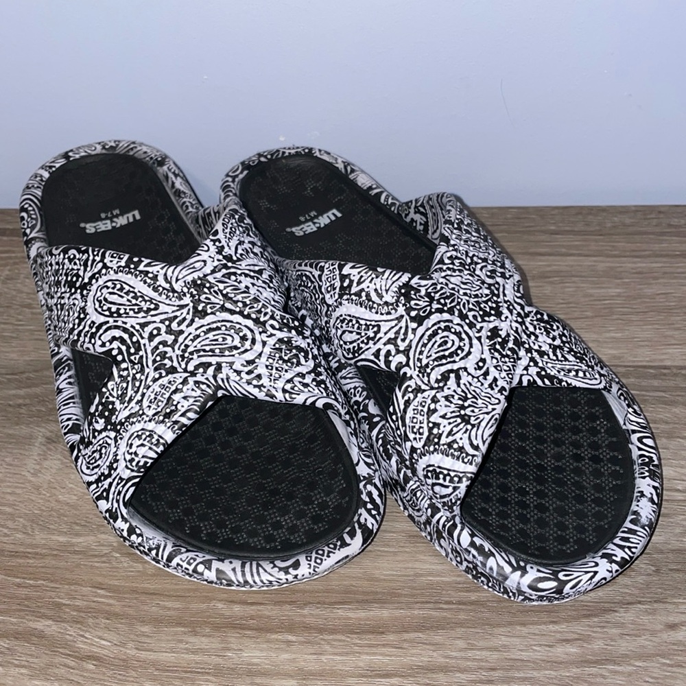Muk Luks Black and White Paisley Sandals women’s size 7-8 lightweight slides